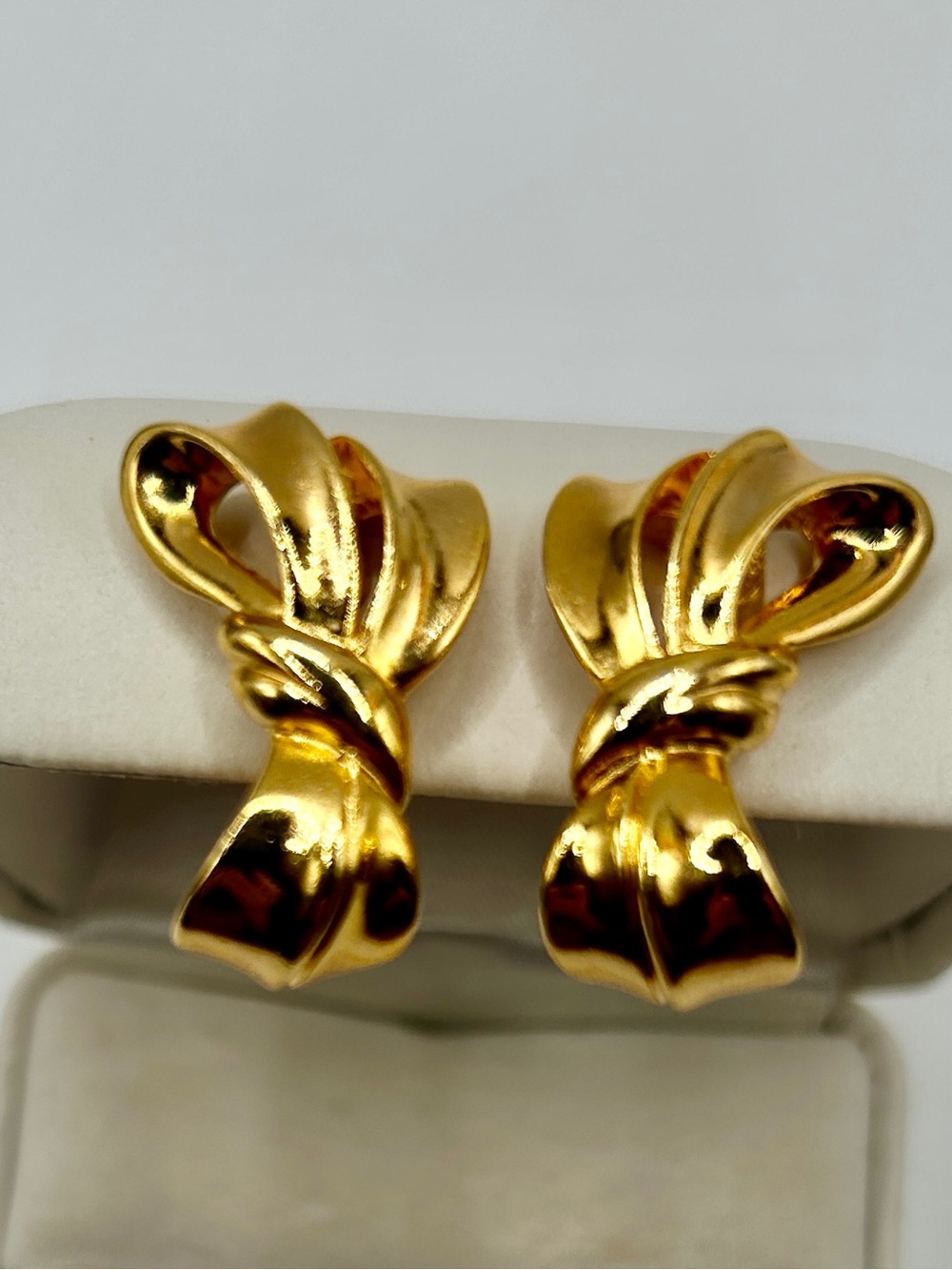 Vintage Avon Polished Gold-Plated Ribbon Knot Clip-On Earrings - Picture 10 of 10
